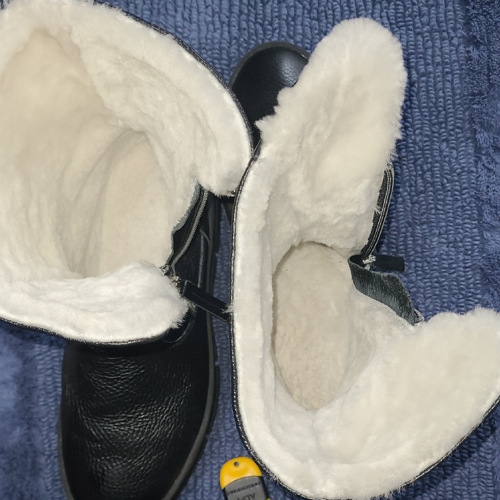 Black Leather, Faux-Fur Lined Women's Winter Zip Boots, U.S. Size 8 - Picture 10 of 15